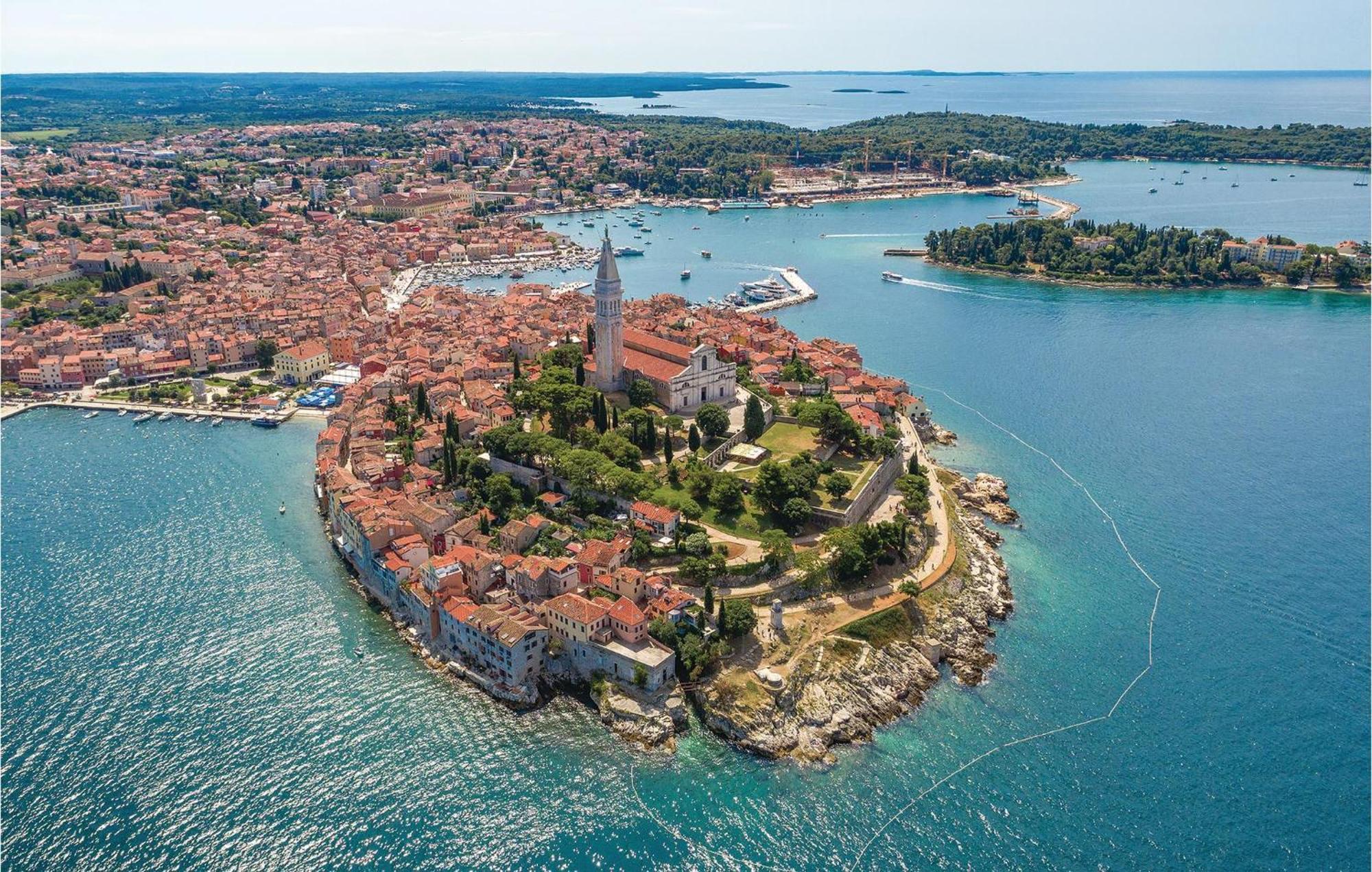 Nice Home In Rovinj With Outdoor Swimming Pool エクステリア 写真