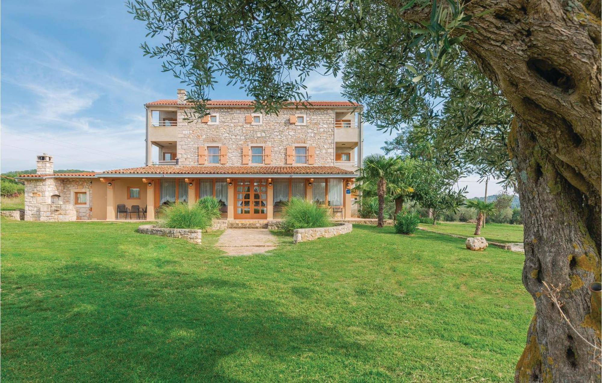 Nice Home In Rovinj With Outdoor Swimming Pool エクステリア 写真