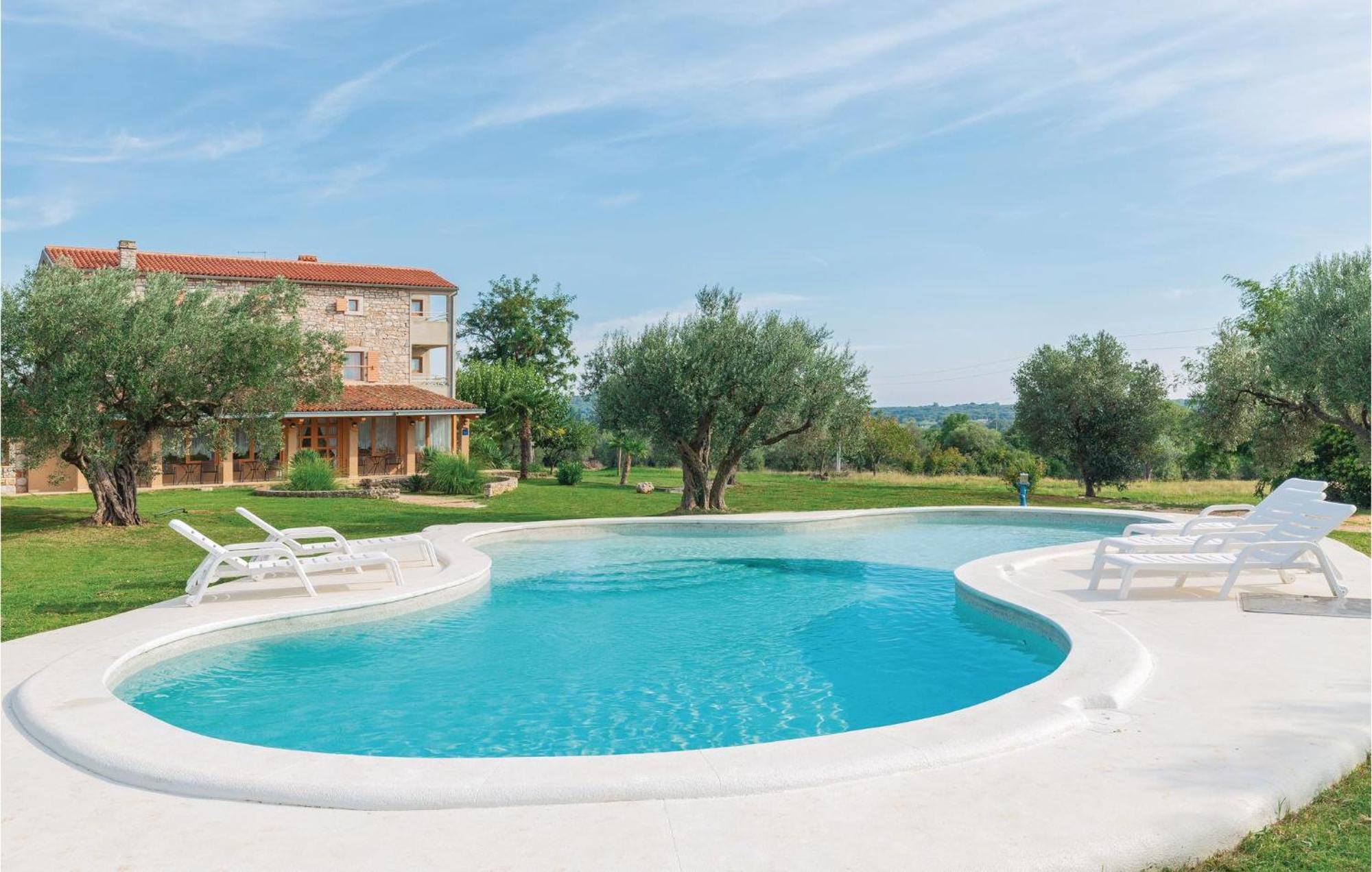 Nice Home In Rovinj With Outdoor Swimming Pool エクステリア 写真