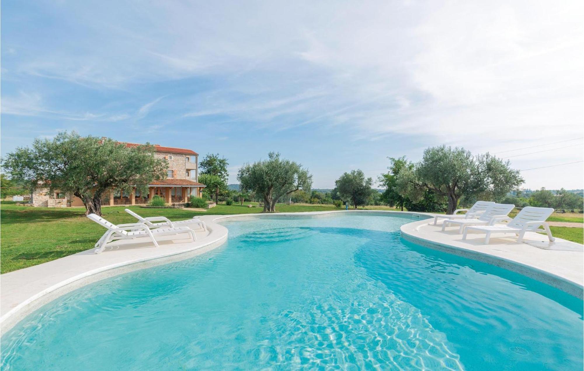 Nice Home In Rovinj With Outdoor Swimming Pool エクステリア 写真