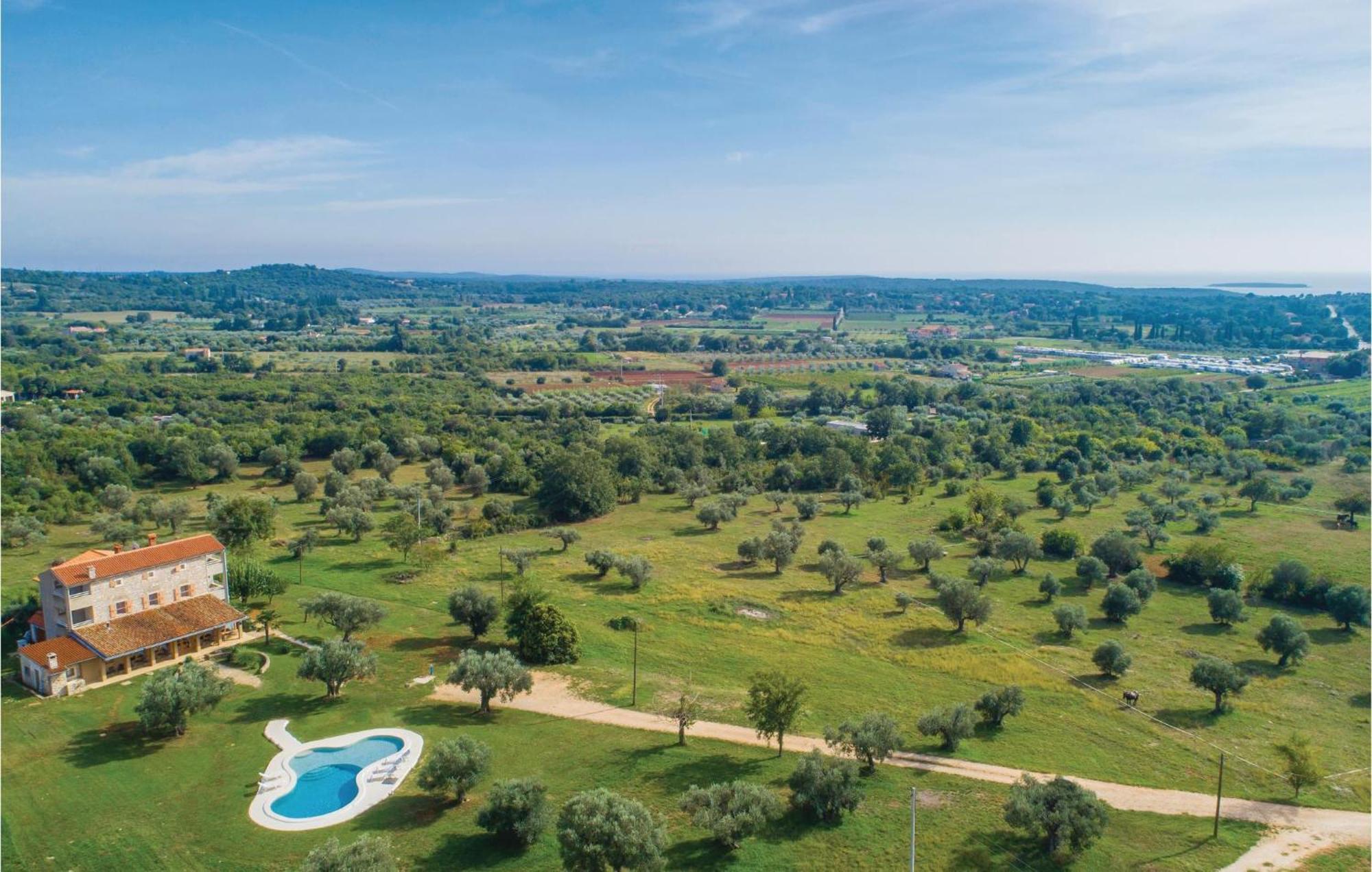 Nice Home In Rovinj With Outdoor Swimming Pool エクステリア 写真