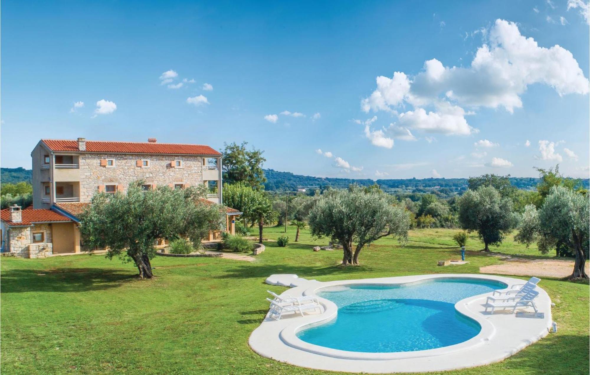 Nice Home In Rovinj With Outdoor Swimming Pool エクステリア 写真