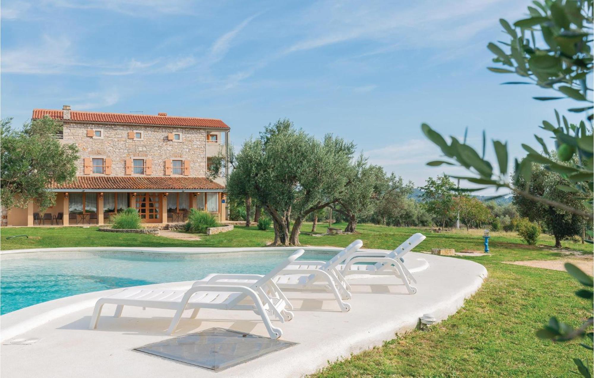 Nice Home In Rovinj With Outdoor Swimming Pool エクステリア 写真